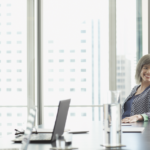 een vrouw die aan een tafel zit