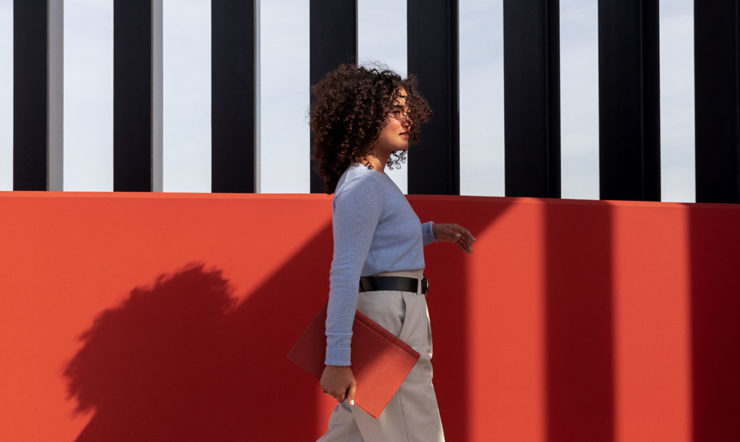 Een vrouw loopt met de Surface Pro7