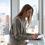 Een vrouw werkt op de Pro7