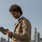 Een man staand aan het werk op een Surface pro X