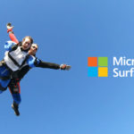 De grootste Surface fan springt uit een vliegtuig