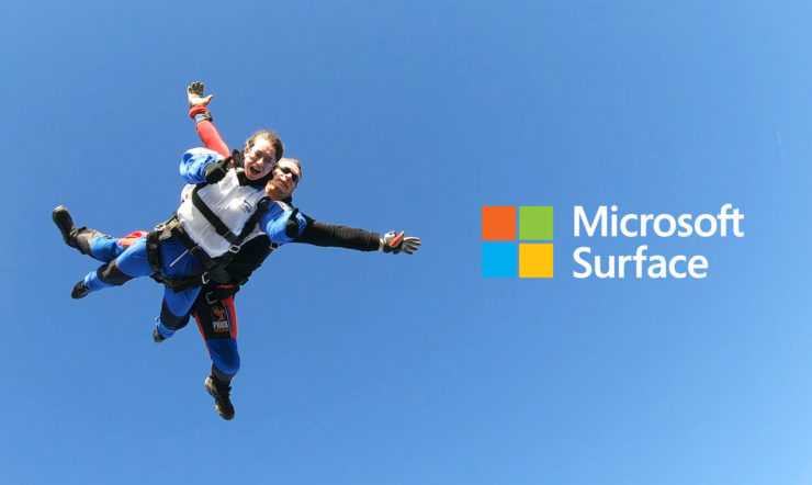 De grootste Surface fan springt uit een vliegtuig