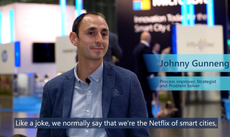 en mann som står foran en butikk