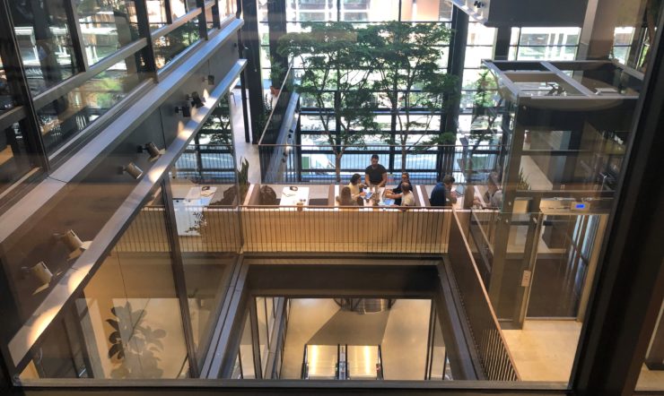 en utsikt över en byggnad