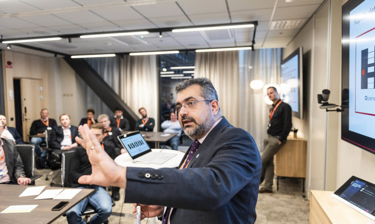 Hasain Alshakarti et al. tittar på en skärm