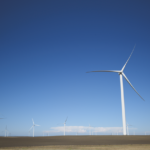 een windmolen op de achtergrond