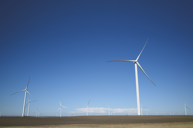 een windmolen op de achtergrond