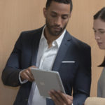 Twee mensen gebruiken Surface Go op kantoor