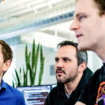 Mies katselee kameraa