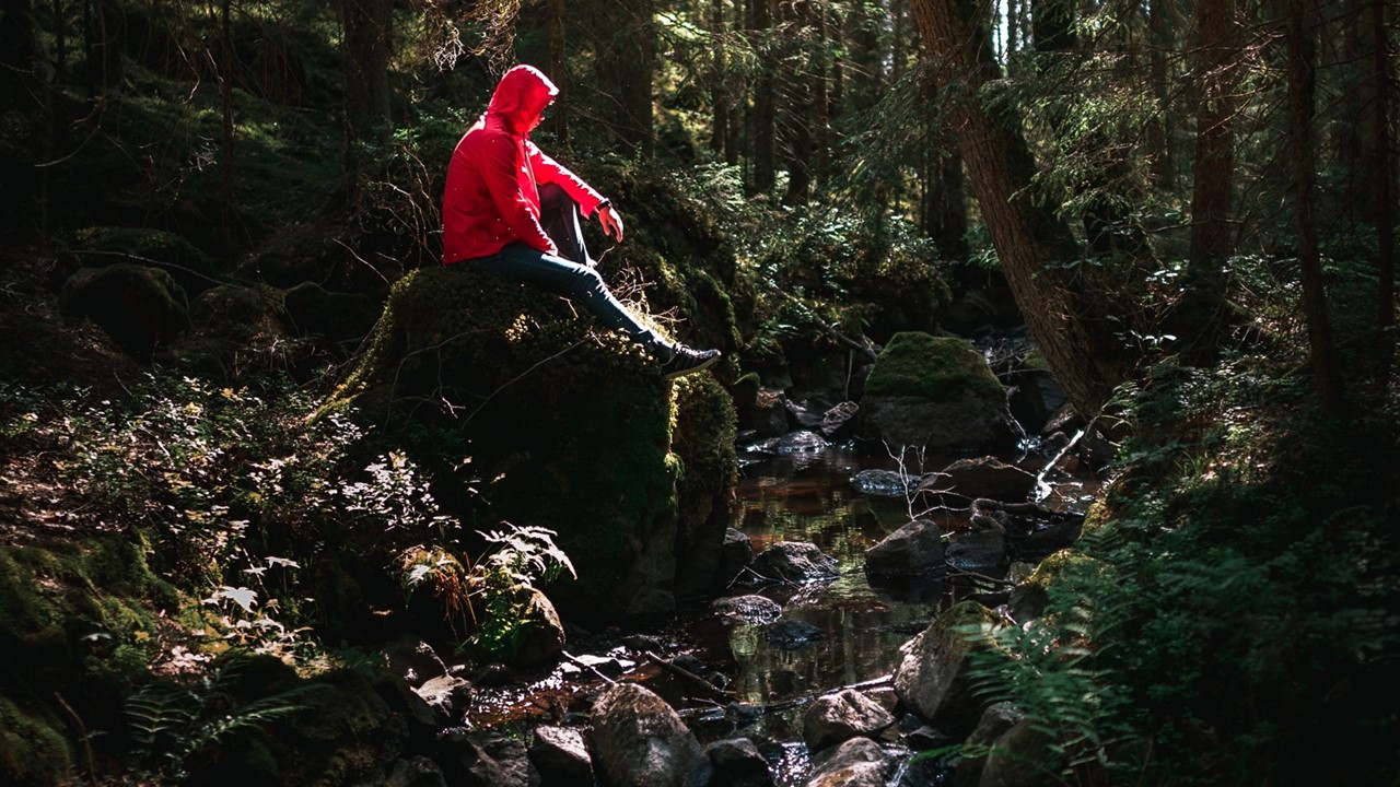 en man som rider på toppen av en sten