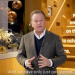 Ernst Jan Stigter draagt een pak en stropdas