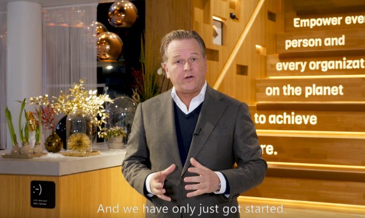 Ernst Jan Stigter draagt een pak en stropdas