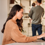 een persoon die een laptopcomputer gebruikt