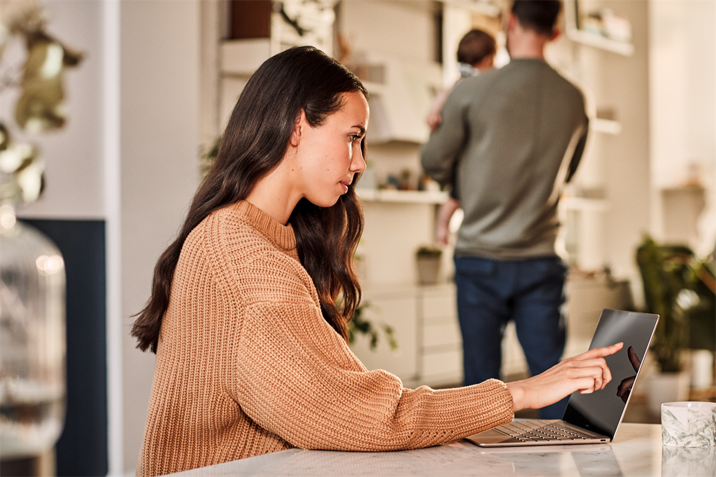 een persoon die een laptopcomputer gebruikt