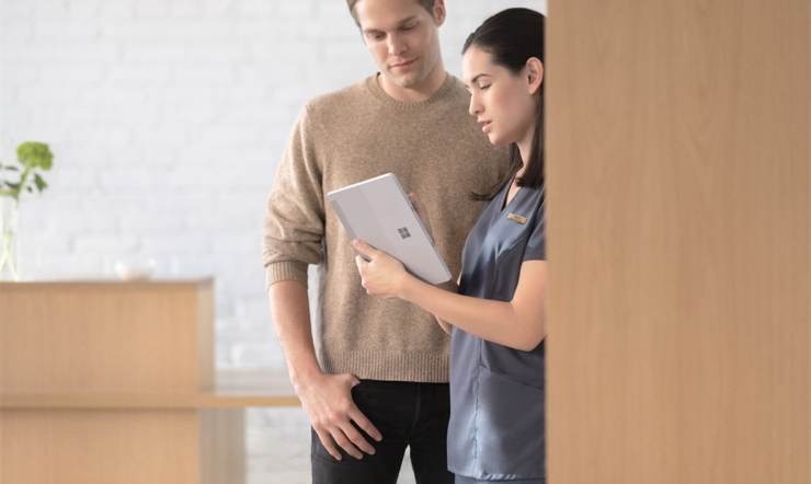 een persoon die zich stelt voor de camera