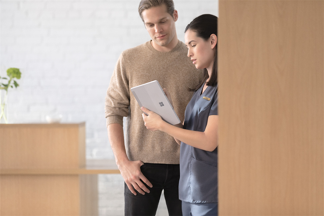 een persoon die zich stelt voor de camera