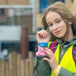 een persoon die zonnebril draagt die op een celtelefoon spreekt