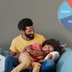 en mann som sitter på en sofa