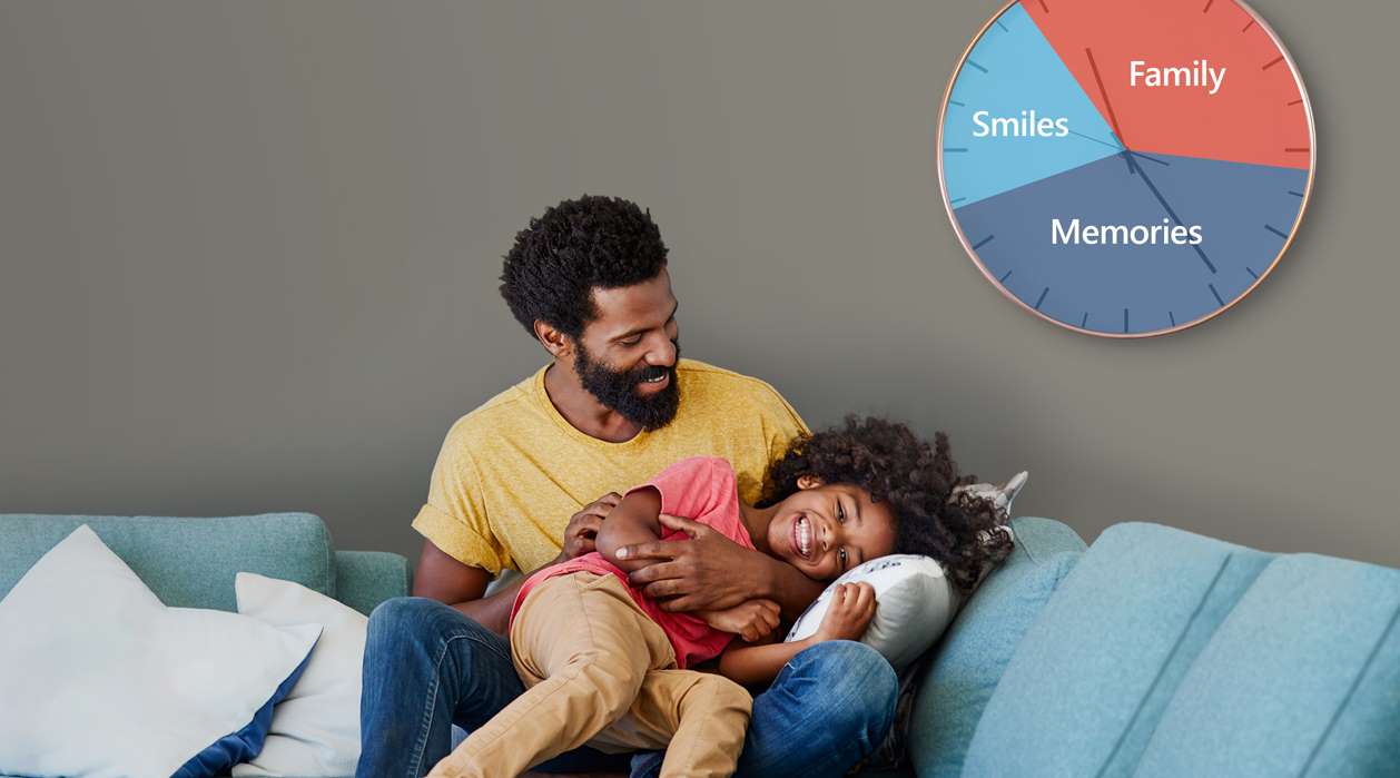 en mann som sitter på en sofa