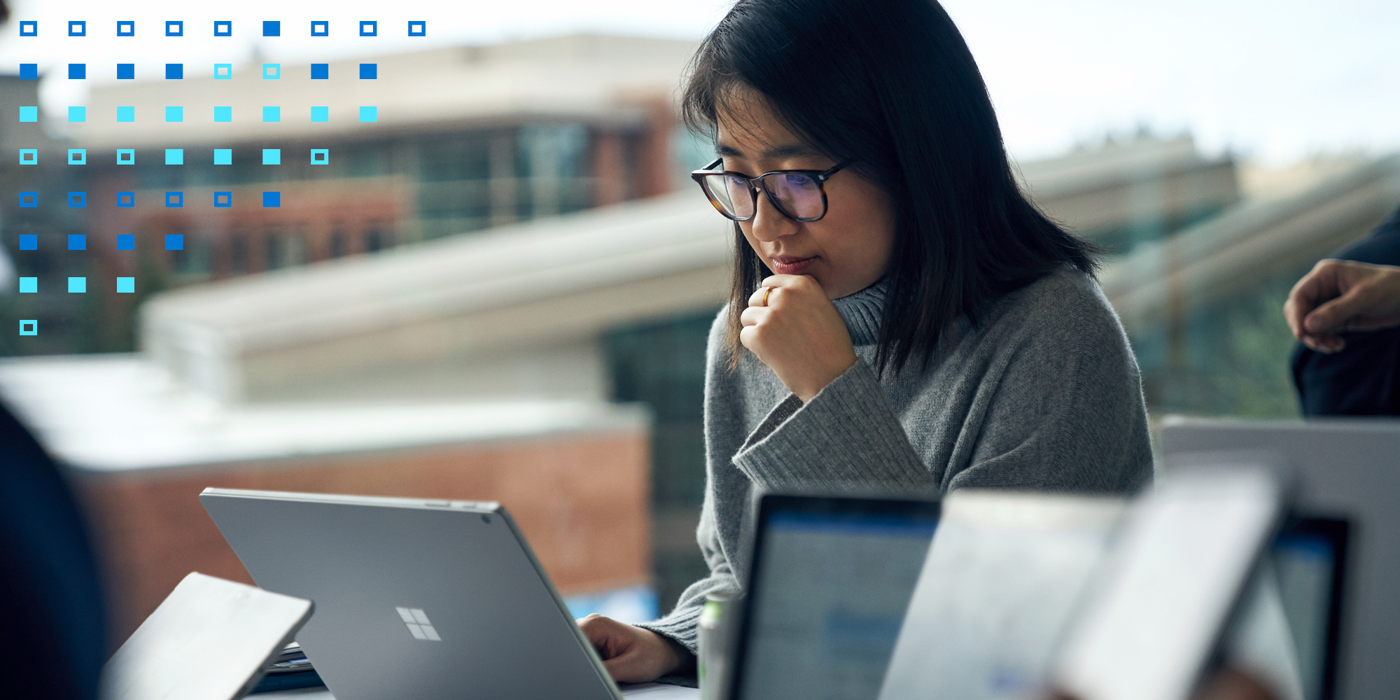 Een vrouw achter haar laptop