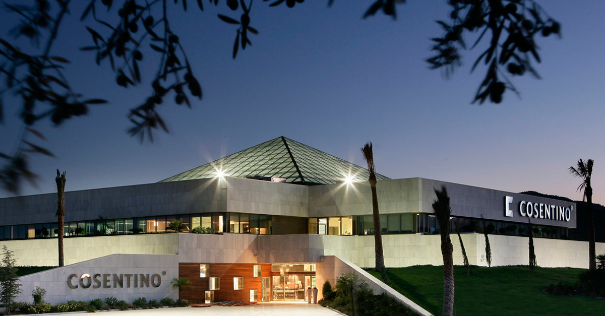 un árbol frente a un edificio