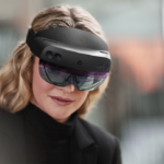 een close-up van een persoon die een helm draagt