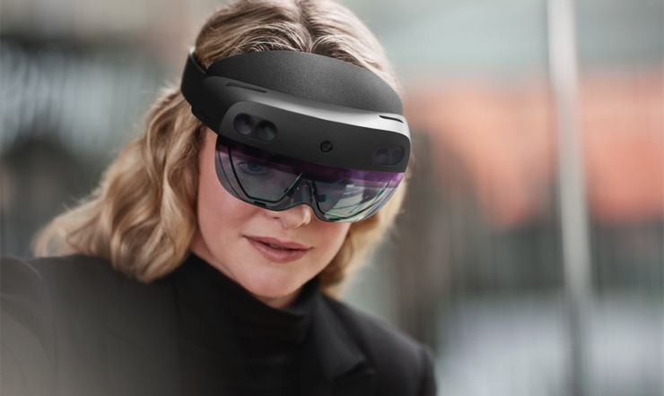 een close-up van een persoon die een helm draagt