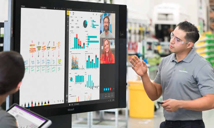 un uomo in piedi davanti a un computer