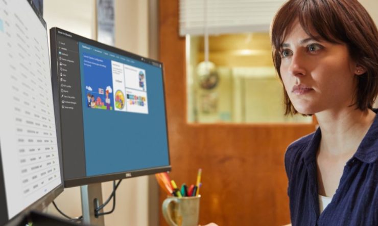 una donna in piedi davanti a un computer