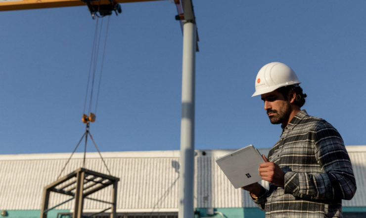 en mand iført en hat