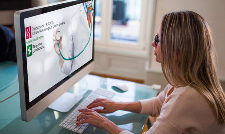 una donna in piedi davanti a un computer