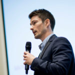 en mand i besiddelse af en telefon