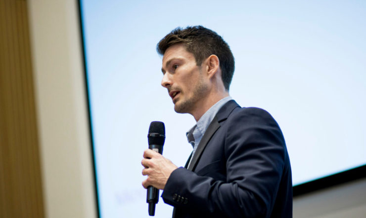 en mand i besiddelse af en telefon