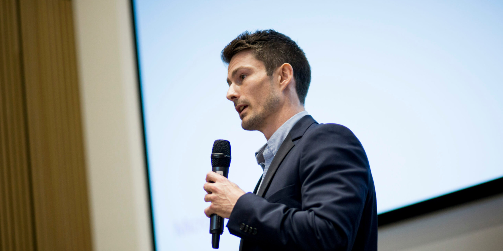 en mand i besiddelse af en telefon