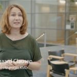 en person, der sidder på et bord