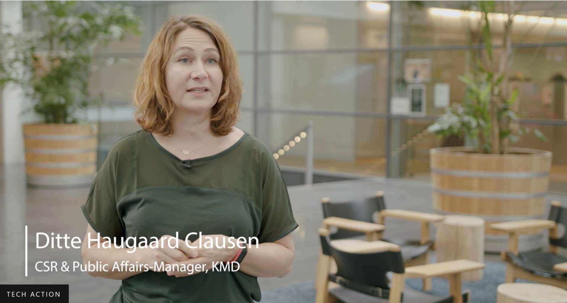 en person, der sidder på et bord