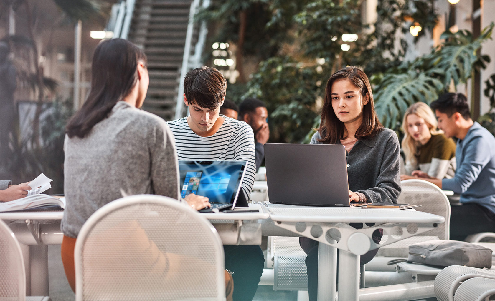 un grupo de personas mirando un portátil