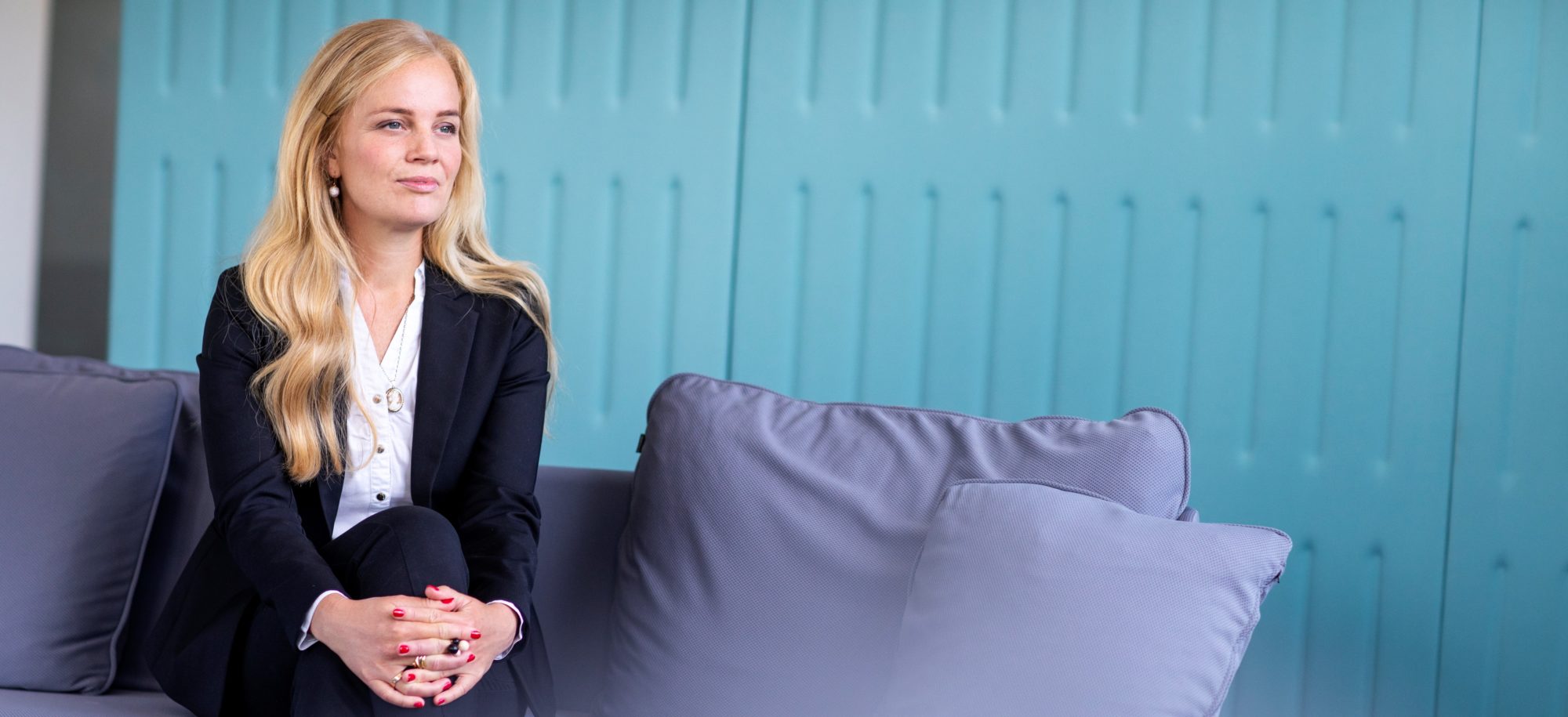 en kvinde iført en dragt og slips