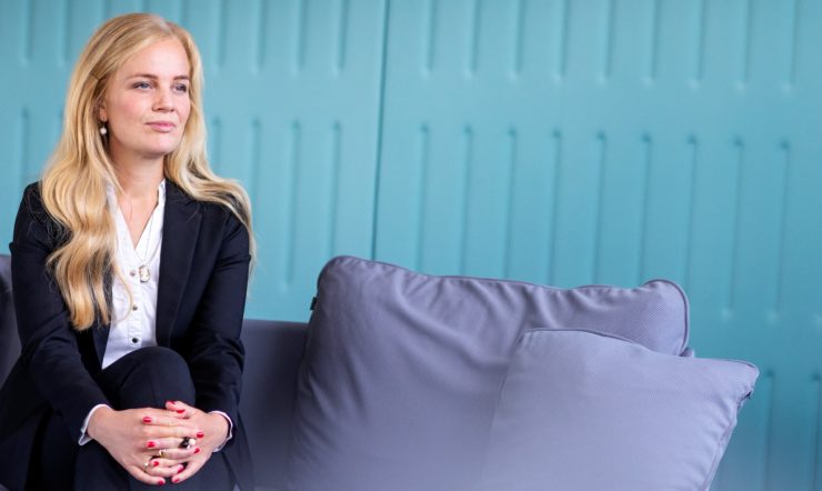 en kvinde iført en dragt og slips