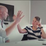 en kvinna som står framför en spegel poserar för kameran