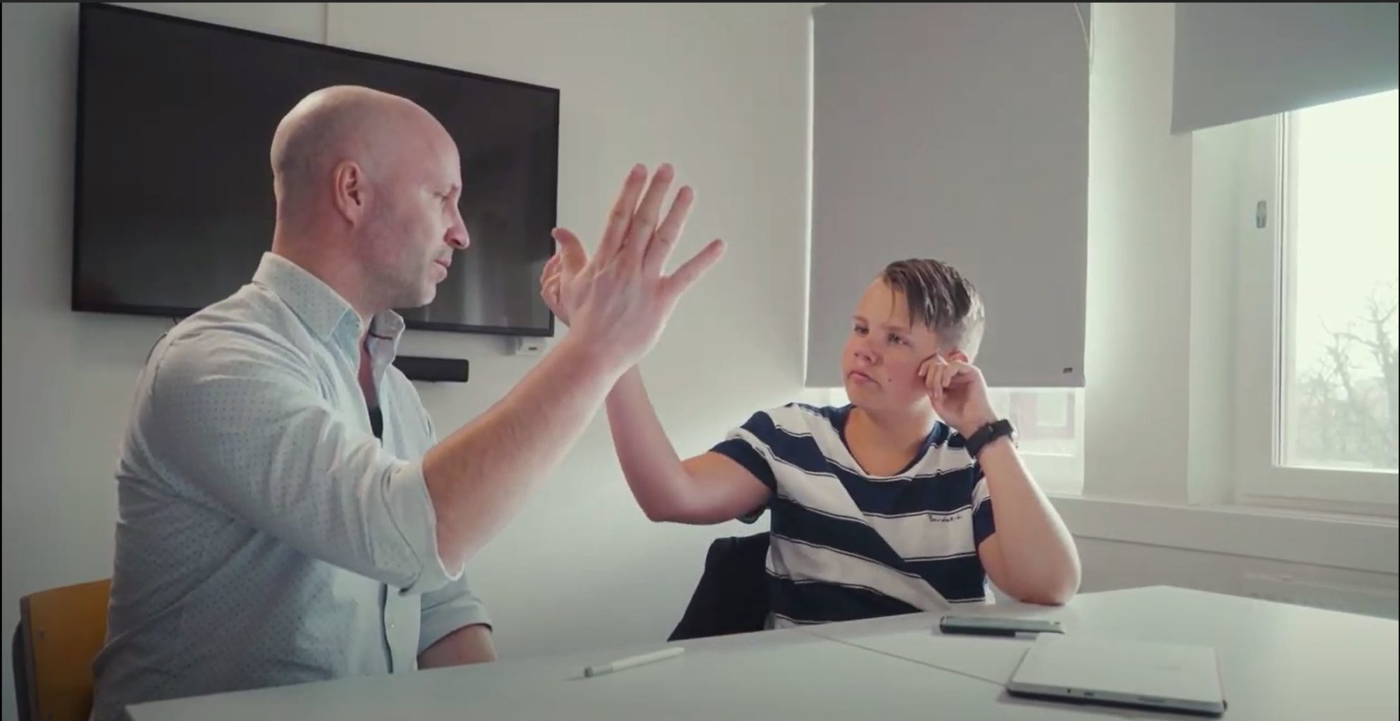 en kvinna som står framför en spegel poserar för kameran