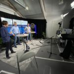 en gruppe mennesker som står i et rom