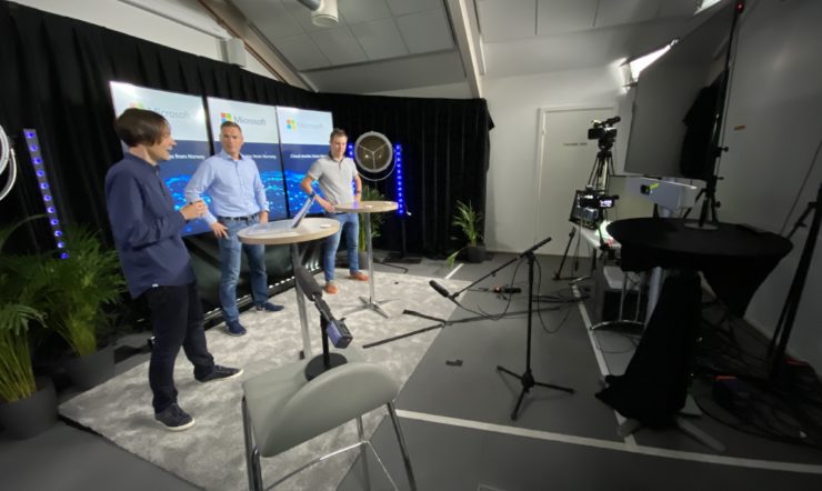 en gruppe mennesker som står i et rom