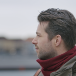 et nærbillede af en mand