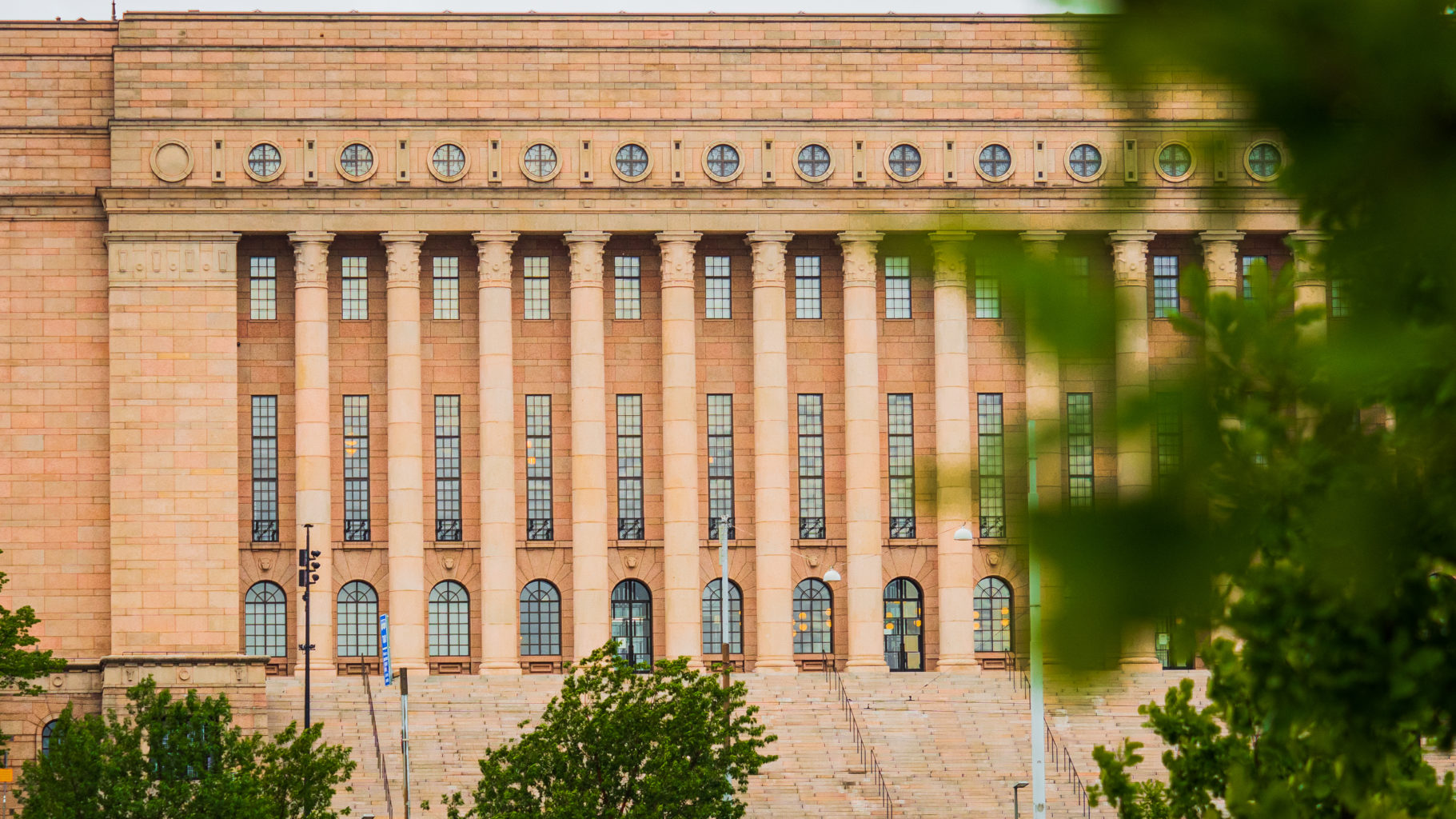 suuri tiili rakennus