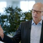 en mand iført jakkesæt og slips