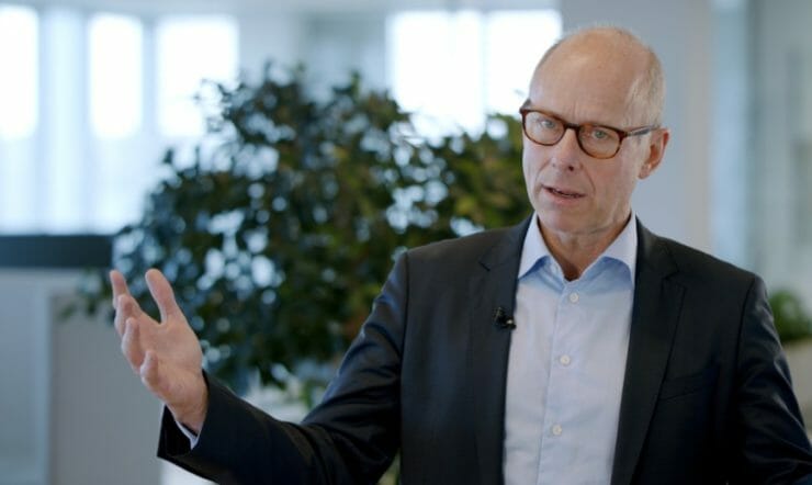 en mand iført jakkesæt og slips