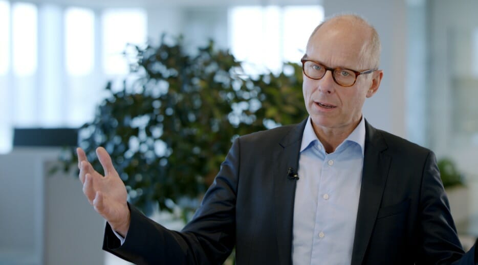 en mand iført jakkesæt og slips