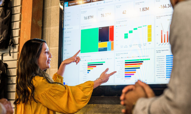 medewerkster laat grafieken zien op digitaal scherm