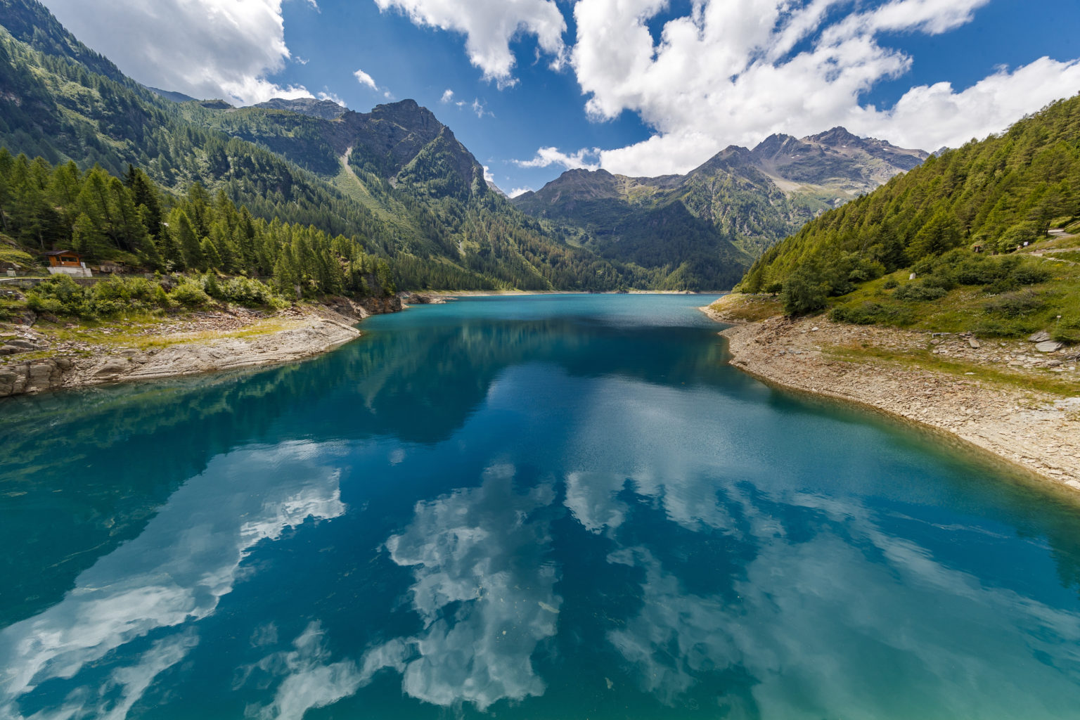 una vista dell'acqua e di una montagna sullo sfondo
